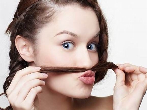 Perché i capelli crescono sul viso?