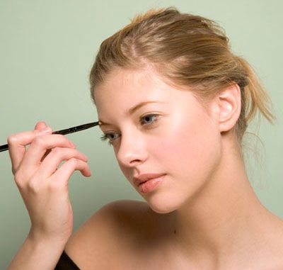 La forma delle sopracciglia di una donna ti dirà da dove viene