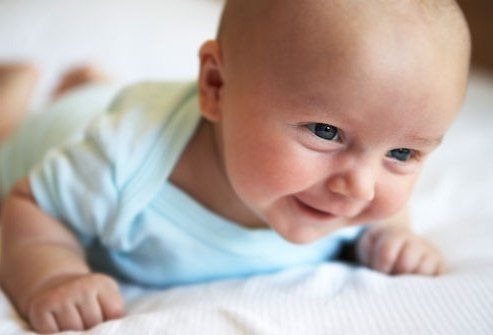 Cosa dovrebbe fare un bambino a 3 mesi? 
