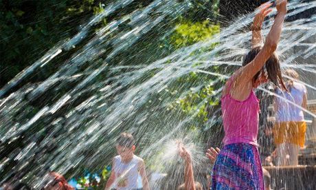 Come sopravvivere al caldo in una città soffocante?