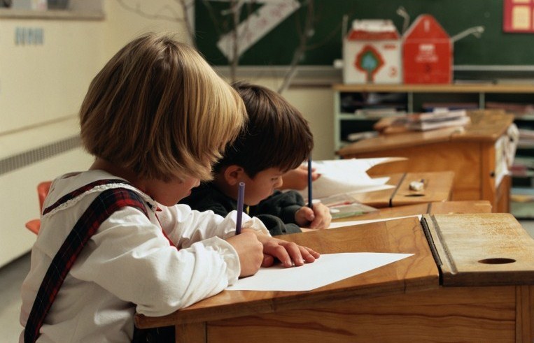 Come mantenere una postura corretta per uno scolaro?